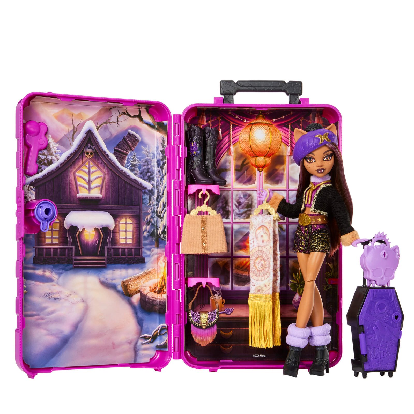 Atidarytas Clawdeen lagaminas su trobelės paveikslu ir drabužine