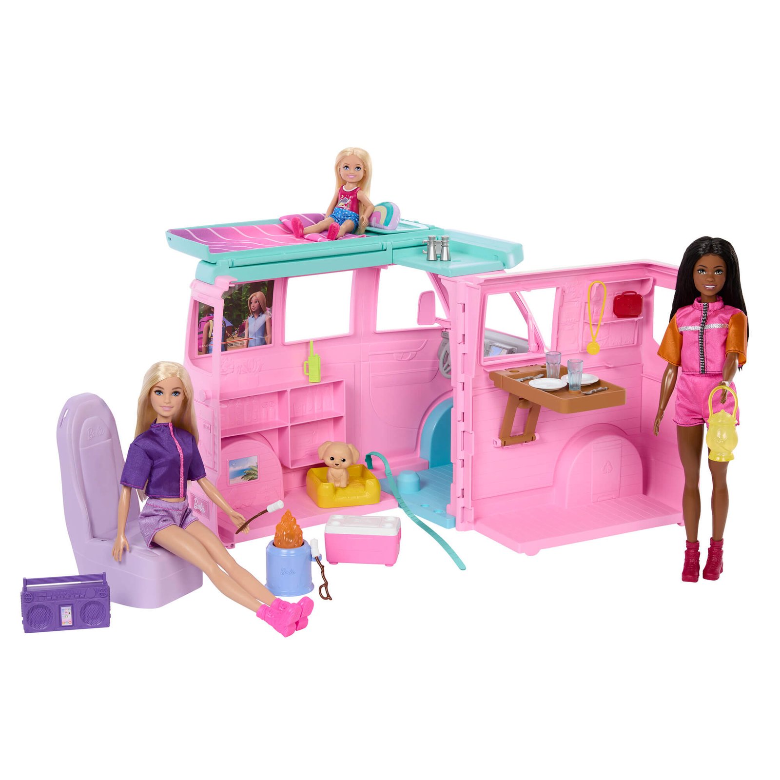 Kemperis su trimis Barbie lėlėmis stovyklavimo scenoje – lėlės parduodamos atskirai