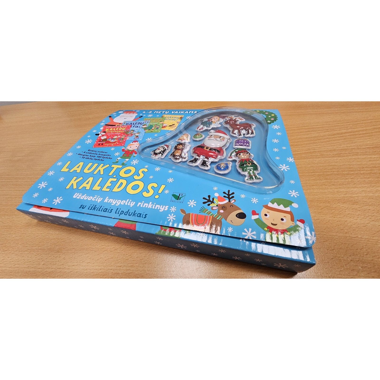 Rinkinio „Lauktos Kalėdos!“ dėžutė ant stalo – skaidrus langelis su Kalėdų Seneliu, elniuku ir elfu